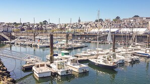 A marina with numerous boats docked, a bridge, and buildings in the background. - 1 bedroom lovely home in Douarnenez (Douarnenez)