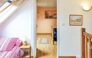 1 bedroom, travel cot, free WiFi, bed sheets
