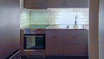 KylskÄp, spishÀll och kaffe- och tebryggare