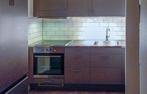 Réfrigérateur, micro-ondes, plaque de cuisson, cafetière/bouilloire