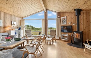 TV, fireplace - Nice home in Løkken with sauna (Løkken)