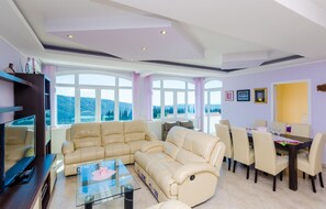 Fernseher, DVD-Player, Tischfußball, Tischtennisplatte