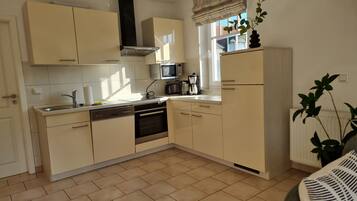 Frigorífico, microondas, horno y lavavajillas