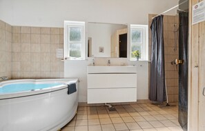 Shower - Stunning home in Væggerløse with sauna (Væggerløse)