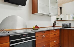 Refrigerador, parrilla de estufa, lavavajillas y cafetera y tetera