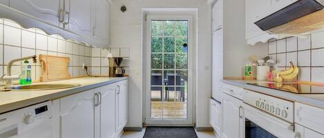 Køleskab, kogeplade, opvaskemaskine, kaffe-/temaskine