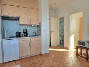 Réfrigérateur, micro-ondes, cafetière/bouilloire, bouilloire électrique