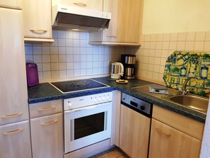 Kühlschrank, Mikrowelle, Ofen, Geschirrspüler