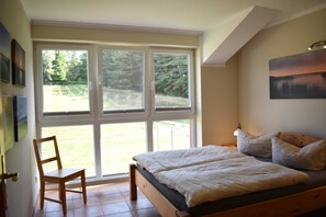 3 bedrooms, travel crib, WiFi, bed sheets