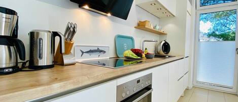 Fridge, oven, dishwasher, coffee/tea maker