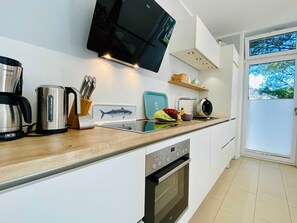 Kühlschrank, Ofen, Geschirrspüler, Wasserkocher mit Kaffee-/Teezubehör