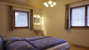 2 bedrooms, WiFi, bed sheets