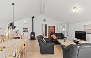 Fernseher, Kamin, Tischtennisplatte