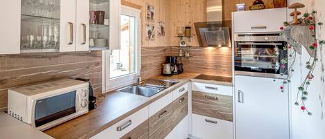 Réfrigérateur, plaque de cuisson, lave-vaisselle, cafetière/bouilloire