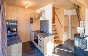 Køleskab, kogeplade, opvaskemaskine, kaffe-/temaskine