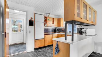 Kühlschrank, Herdplatte, Wasserkocher mit Kaffee-/Teezubehör