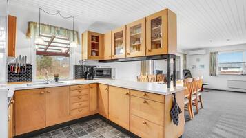 Køleskab, kogeplade, kaffe-/temaskine