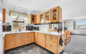 Kühlschrank, Herdplatte, Wasserkocher mit Kaffee-/Teezubehör
