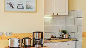 Kühlschrank, Wasserkocher mit Kaffee-/Teezubehör, Wasserkocher, Toaster