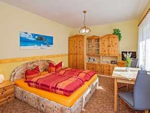 1 bedroom, travel cot, WiFi, bed sheets - Bungalow 2 - Cottages Farm Shepherd (Loddin)