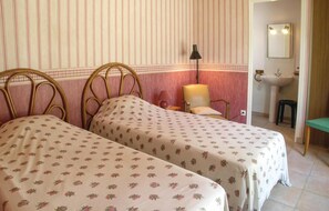 3 bedrooms, travel cot, bed sheets
