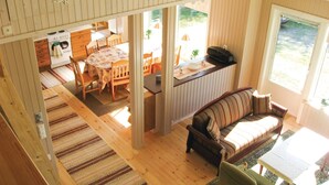 Ein gemütliches Interieur mit Essbereich, Küche und Sitzgelegenheit.