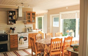Kylskåp, mikrovågsugn, spishäll och diskmaskin