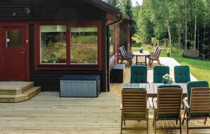 Outdoor dining - Awesome home in älgarås with WiFi (Älgarås)