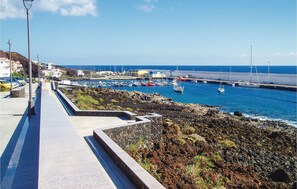 A coastal marina with boats docked, a rocky shoreline, and a paved walkway. - Beautiful home in Taibique El Hierro (Taibique El Hierro)