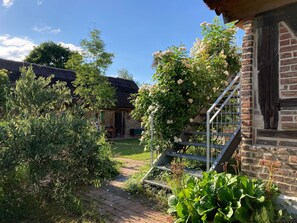 Property grounds - FeHa - Historic thatched cottage with trailer and large orchard (Ueckermünde)