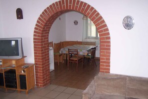 Taula de tennis de taula i estèreo 