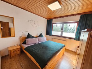 2 bedrooms, travel cot, WiFi