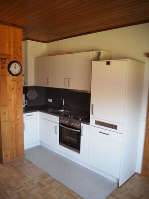 Kylskåp, mikrovågsugn, ugn och diskmaskin