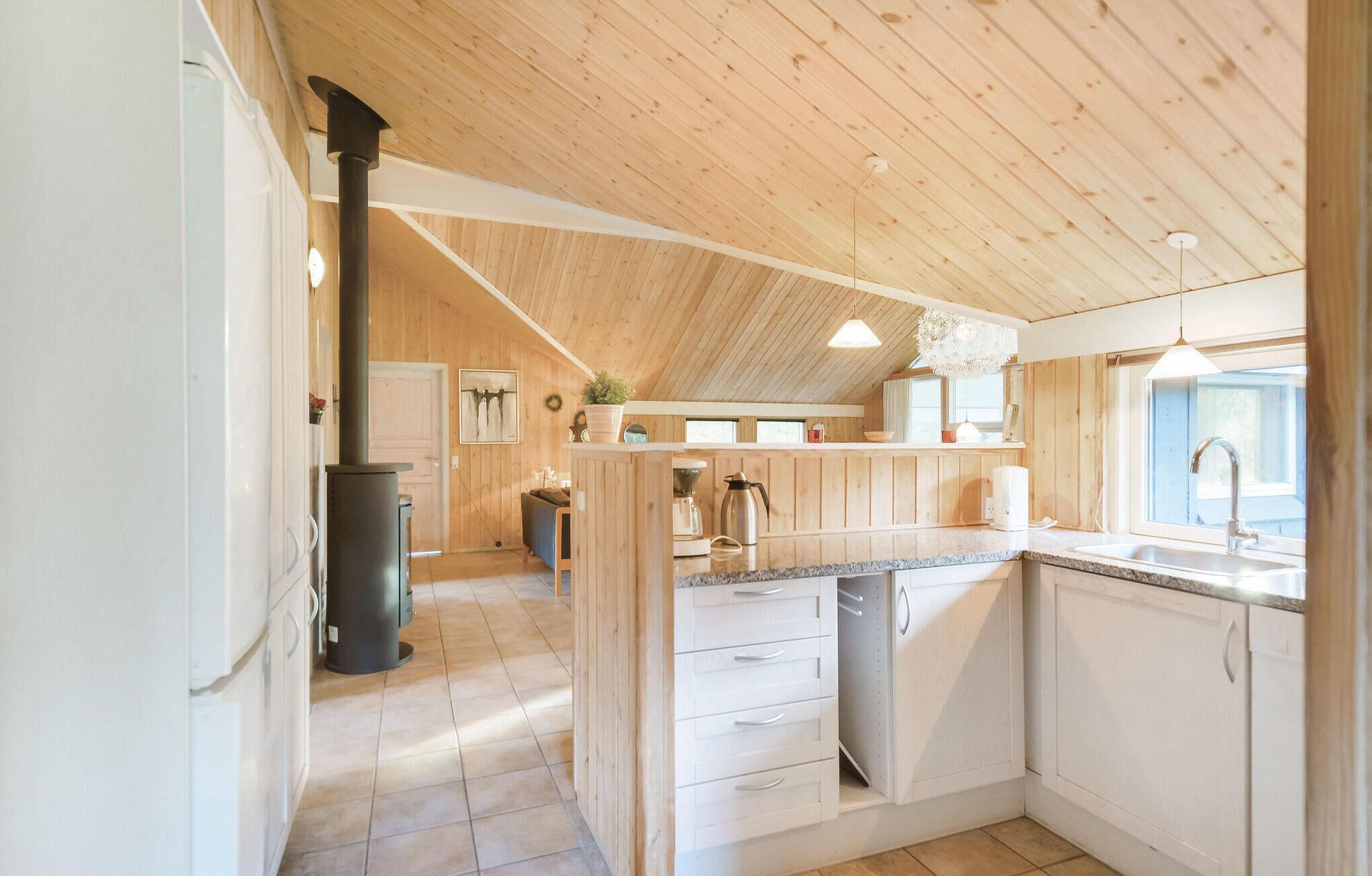 Réfrigérateur, plaque de cuisson, lave-vaisselle, cafetière/bouilloire