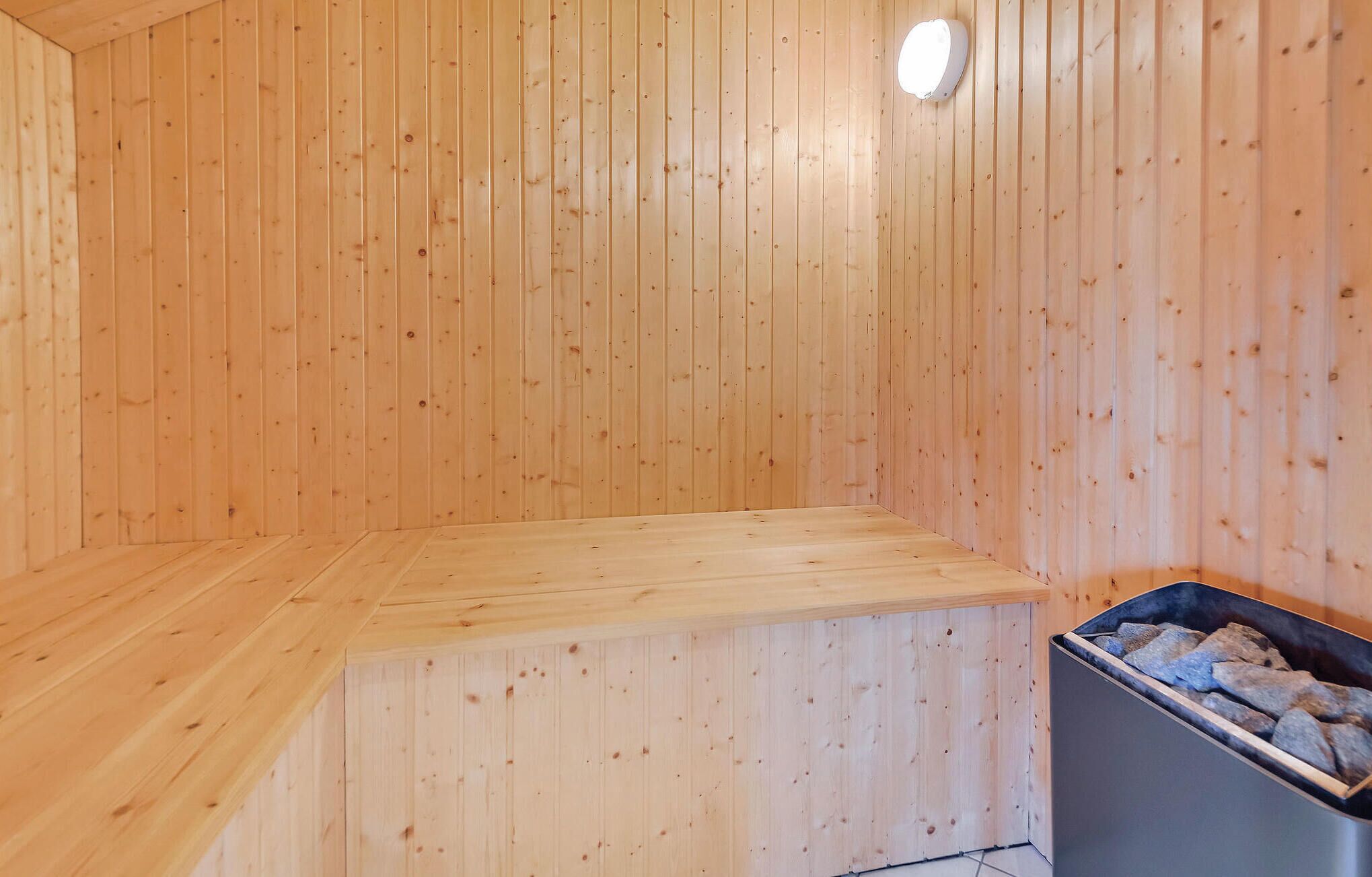 Ein Saunaraum mit Holzwänden und einer Sitzbank.