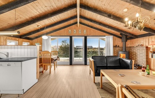 Cozy home in Hvide Sande with WiFi