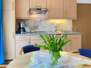 Refrigerador, microondas, lavavajillas y cafetera y tetera 