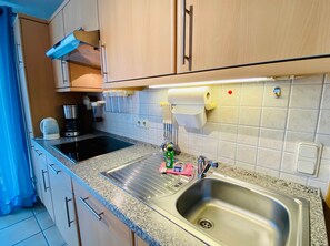 Refrigerador, microondas, lavavajillas y cafetera y tetera 