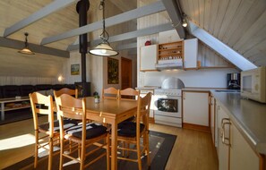 Jääkaappi, mikroaaltouuni, liesi, astianpesukone