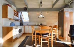 Kjøleskap, kokeplater, oppvaskmaskin og kaffetrakter/tekoker