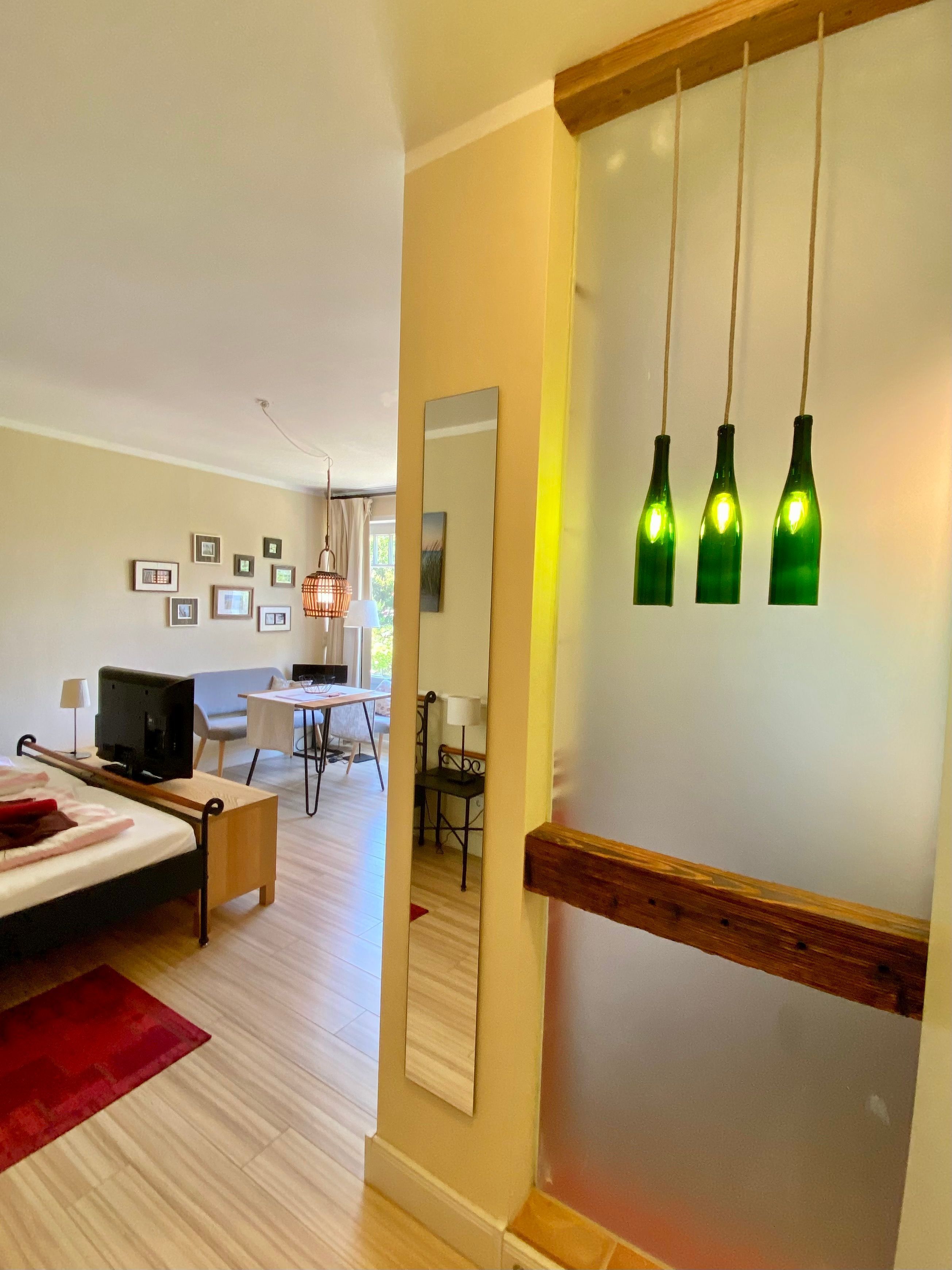 Ein modernes Wohnzimmer mit Bett, Fernseher und Essbereich.
