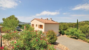 A small, single-story house with a tiled roof, surrounded by lush greenery and a clear sky. - Domaine de la Bastide d'Agay (Agay)