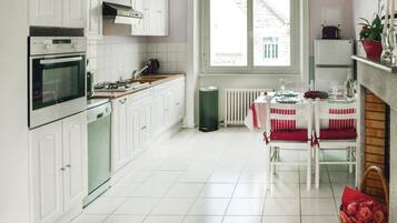 Réfrigérateur, plaque de cuisson, lave-vaisselle, cafetiÚre/bouilloire