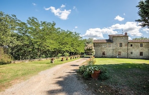 A stone building with a gravel path leading to it, surrounded by greenery and trees. - Awesome apartment in Pietraviva AR (Pietraviva AR)