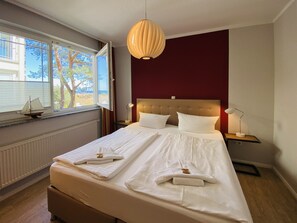2 bedrooms, travel crib, WiFi