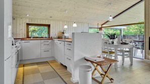 Kaffetrakter/tekoker, kjøleskap, mikrobølgeovn og kokeplater