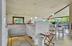 Kühlschrank, Mikrowelle, Herdplatte, Geschirrspüler