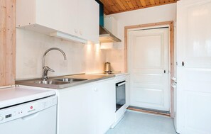 Kylskåp, spishäll, diskmaskin och kaffe- och tebryggare