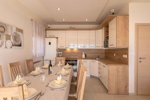 Fridge, microwave, oven, stovetop - Holiday apartment with private hot tub and shared swimming pool (Crikvenica)