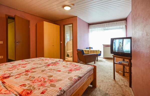 5 عدّة غرف نوم وسرير سفر وواي فاي